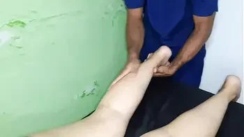 Me dan un delicioso masaje relajante y me pongo cachonda