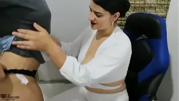 Estudiante cachonda lamiendo y comiéndole el coño a la directora