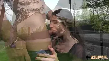 Candie se fait remplir le cul dans le jardin