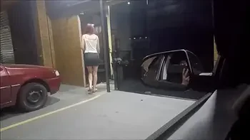 Marido deixou esposa entrar no cine pornô sozinha e voltou toda suja de porra e gozada!