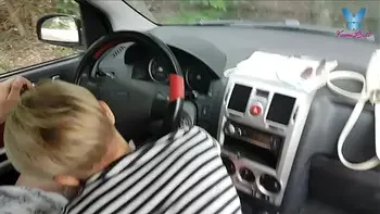 Короткостриженная шалава отсосала чуваку прямо в машине