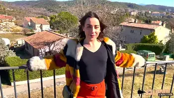 Manéa, jeune coquine, dévoile tout son talent pour l'anal