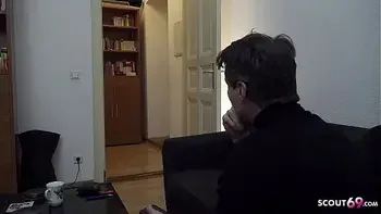 Cuckold Freund überredet den Postboten seine Freundin zu ficken