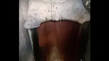 faccio pipi all'aperto in un bagno medievale