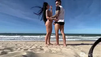 Não aguentei, tirei meu biquíni na praia e sentei no cacete do meu namorado - Drii cordeiro