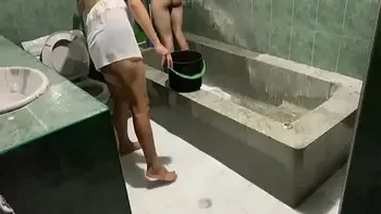 le cojo el coño a mi madrastra joven cuando ella lavaba el baño