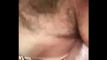 Oma harige kut onder jurk