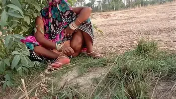 गेहूं का भूसा भरने गयी खेत और चुदवाने लगी