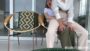 Mi vagina tiene ganas de ser tocada mientras nos ven los vecinos