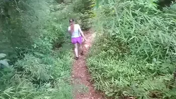 Me follo a desconocida con el acuerdo de ayudarla a salí del bosque