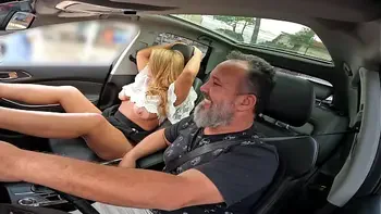 Bruna Ferraz volta e pega carona apronta e conta sua tragetória durante o passeio nas ruas