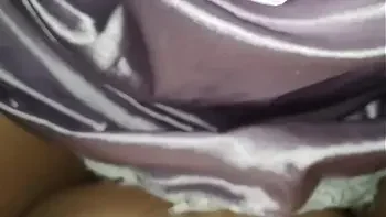 Creampie de camping con mi hermanastra en su coño estrecho y mojado, me pide que me corra encima de ella. Video casero real