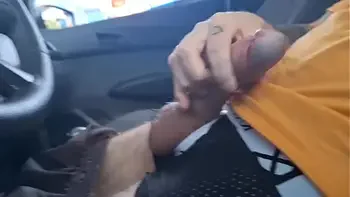 no ponto de onibus tirei pau pra fora e arrisquei masturbaçao