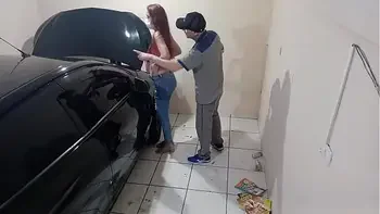 Patroa e cliente ficou com tesão na oficina do mecânico tarado!