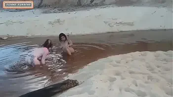 Fizemos sexo com estranho na praia ele deixou nós duas toda fodida