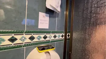 Grabo a la puta rubia del trabajo masturbándose en el baño.