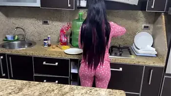 padrastro obsesionado con el culo de su hijastra de 18 años