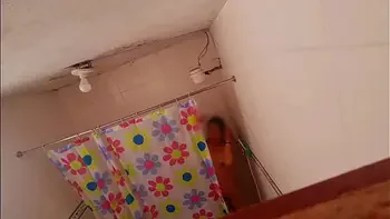 Espiando a la amiga de mi esposa de vacaciones