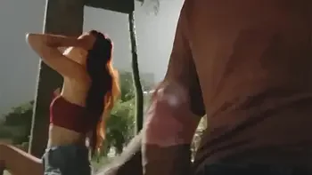 Punheta arriscada para gostosa no ponto de ônibus!