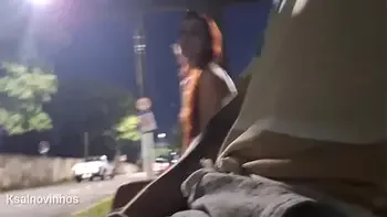 Punheta arriscada no ponto de ônibus ao lado de uma desconhecida linda e ?