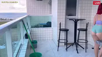 Contratei a empregada safada que fica de shortinho, que delícia essa bunda, fico louco de tesão