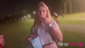 Reencontramos o motoboy no parque e fomos parar no motel! A loira gostosa adora uma aventura a três! - alinenovak.com.br