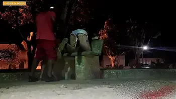 UM CARA FUDIDO NAO PODE PAGA O MOTEL E QUIS SEXO COM DUAS GAROTAS EM PRAÇA APOS UMA FESTA EM CIDADE DO ENTERIOR