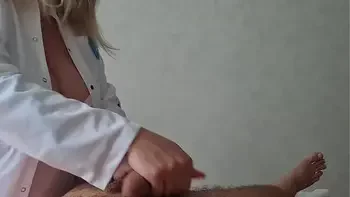 The beautiful masseuse was shocked to see the client's huge horny cock