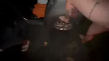 Eu e meus amigos fizemos sexo na rua com as gostosas com todo mundo olhando