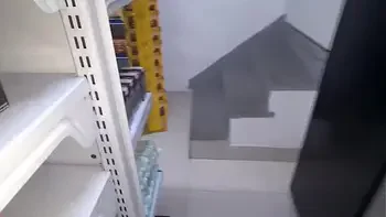 Gerente e ajudante de mercadinho pega a loira e morena sem dinheiro para pagar compra e mete a pica sem camisinha na buceta dessas putinhas como pagamento