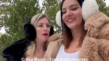 Deux Copines Salopes Sucent Des Queues Dans la Neige et Finissent le Visage Recouvert de Sperme
