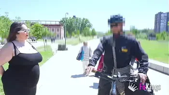 Ultimate BIG TITS poll: BBW MILF Mae Quira questions randoms at the street