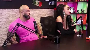 Negra safada faz boquete no pau do negão e mede depois dele dizer que não está comendo cu e que nunca aceitou dinheiro pra... - Negro Top Delícia (SHEER/RED)