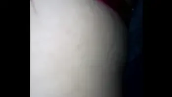 Las amigas se besan y las  pongo en cuatro