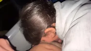 Se la chupo a un pasajero desconocido en un bus real y se corre en mi boca