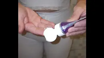 LA MAMA DE MI MEJOR AMIGO ME ENCUENTRA MASTURBANDOME CON SU TANGA Y ME LO CHUPA HASTA VENIRME EN SU BOCA PARTE 2