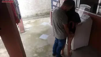 Dona de casa paga técnico com a bunda enquanto marido esta fora