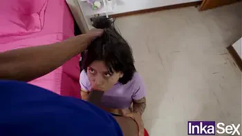 DORA LA EXPLORADORA PETITE PERUANA RECIBE TERAPIA ANAL POR BOTAS