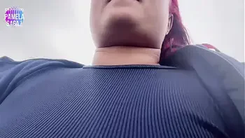 Novinho maceta rabuda na praia na frente de todos