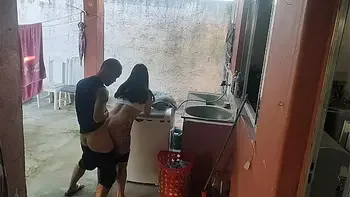 esposa saiu e a empregada não resistiu ao meu pau ereto