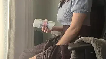 好きな本読んでたのにむらむらして敏感なあそこ触ってたらどんどん気持ちよくなっちゃった巨乳女子