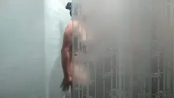 mientras me doy una ducha, llega mi compañera de habitación cachonda con ganas de que le chupe su rico coño