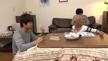 こたつの中の無防備な下半身に我慢できずイタズラ！派手な見た目のくせに周りを気にして声を押し殺し悶えるギャル【パート2】