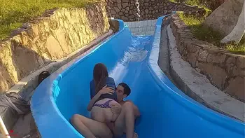 la tonta de mi hermanastra se queda atascada en la resbaladilla de la piscina y aprovecho para follarmela de manera salvaje.