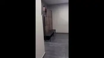 Mi compañera gimnasio y yo nos encontrábamos calientes y terminamos masturbandonos en el baño del gimnasio.