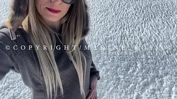 En levrette dans la neige