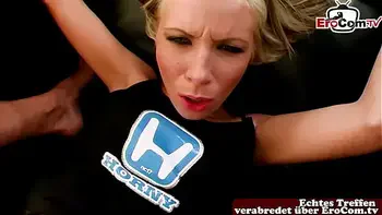 Dünne blonde kleine Titten teen bei hartem anal casting