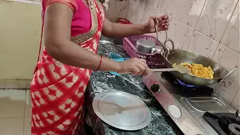 देसी भाभी रसोई में काम कर रही तभी वहा का नौकर ने उसको चोद दिया