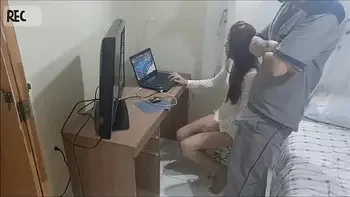 Novinha sozinha em casa recebe o manutencista tarado! Câmera escondida