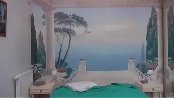 Une cougar rouquine et autoritaire va se faire son jardinier!